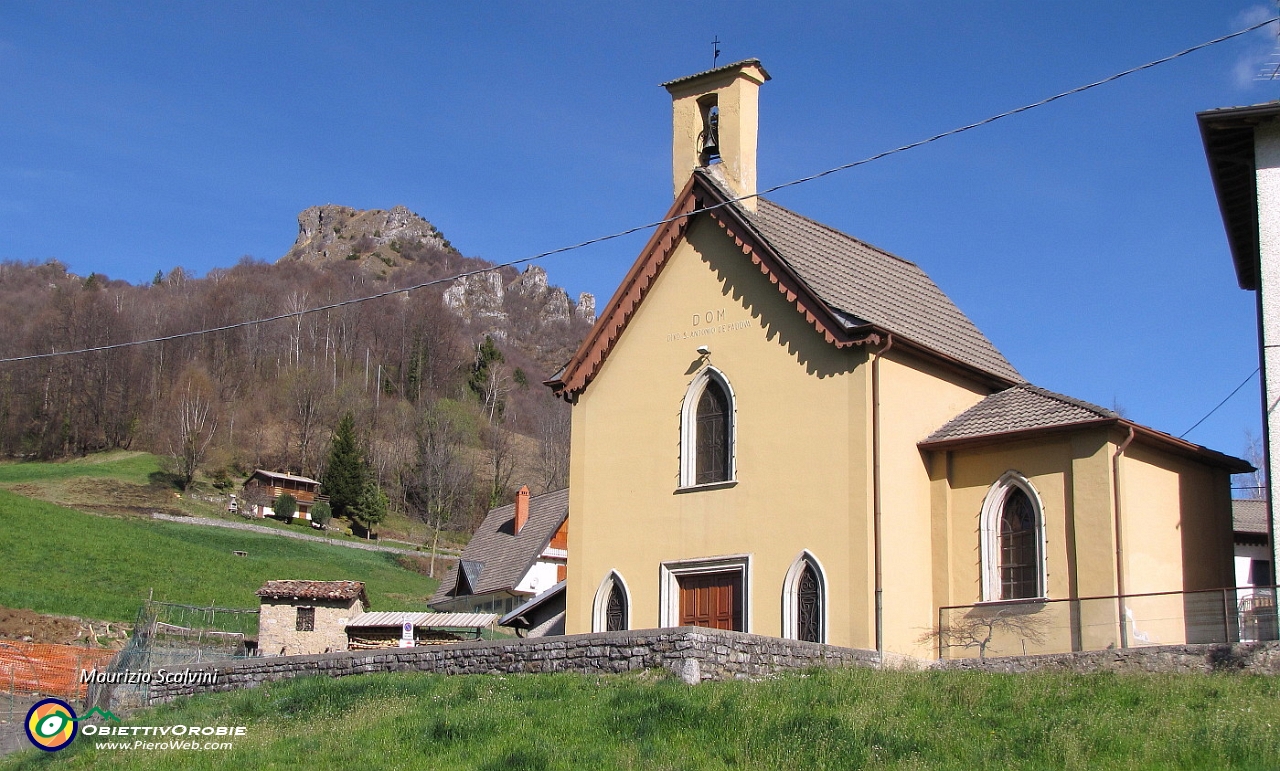 02 La chiesa di Reggetto, sullo sfondo il Corno Zuccone....JPG